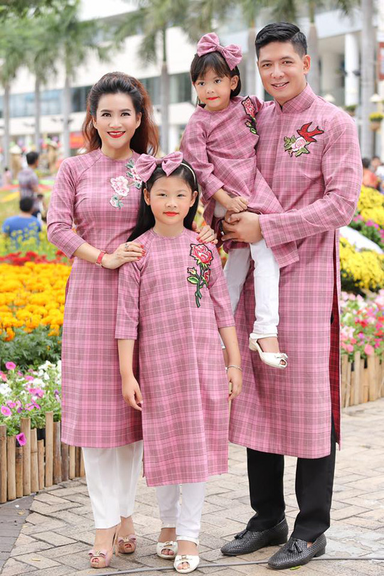 Chọn may áo dài đồng phục đẹp cho gia đình nhân dịp lễ tết